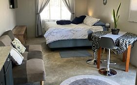 Stellies Accommodation - Room 1